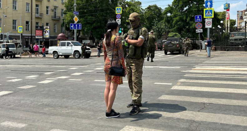 Rostov sakinleri Wagner askerlerine yiyecek dağıttı