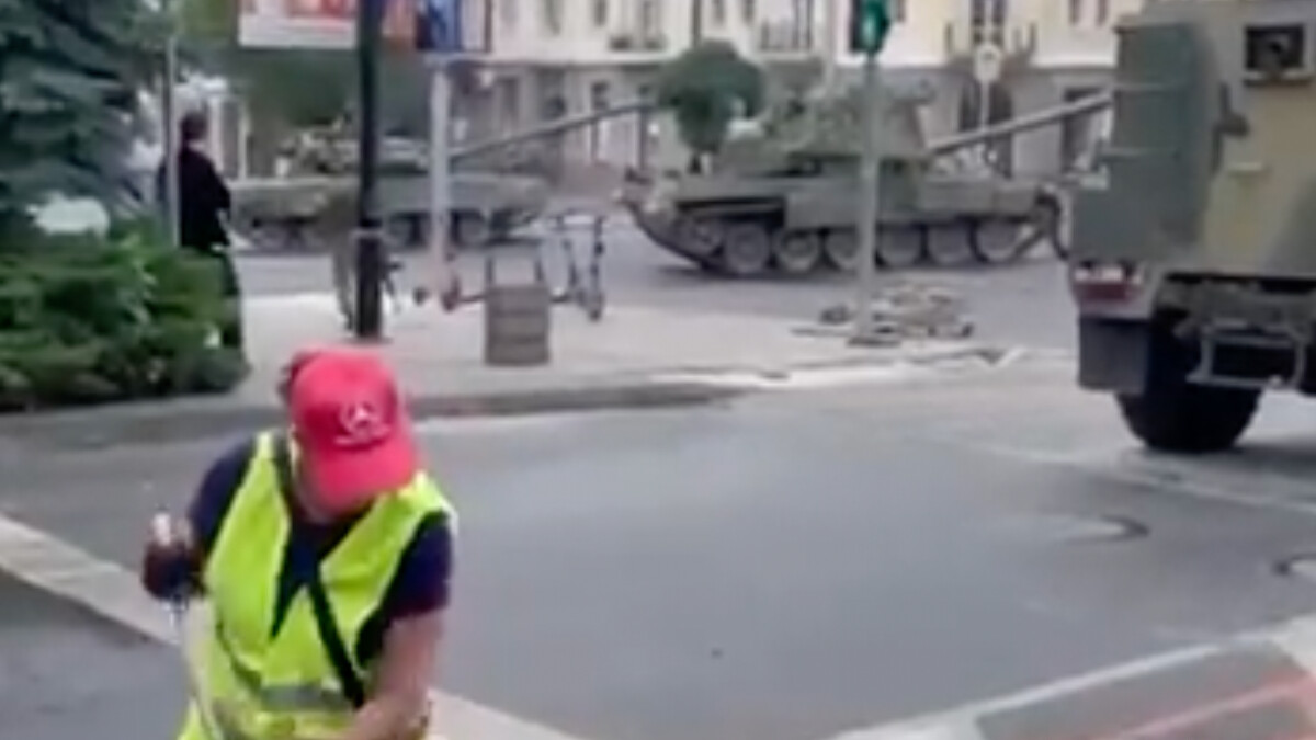 Rusya’da askeri önlemler sırasında temizlik görevlisi işine devam etti