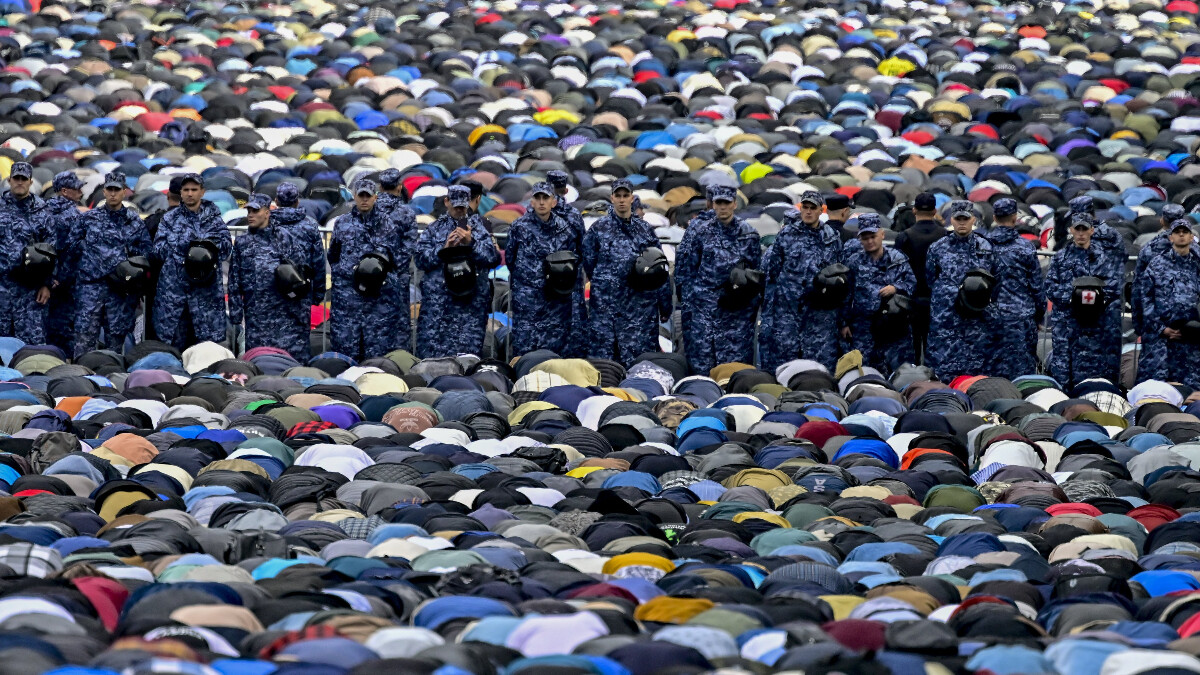 Rusya’da bayram nedeniyle binlerce Müslüman camilere sığmadı