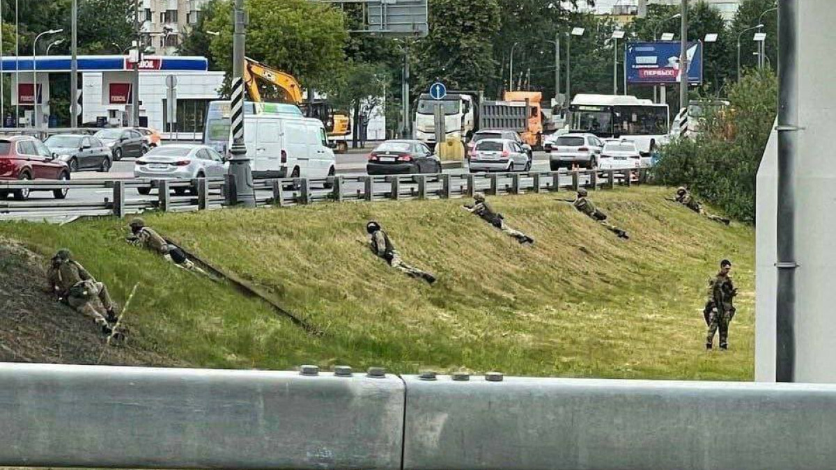 Rusya’da Wagner krizi sürüyor: Moskova’da askerler siper aldılar