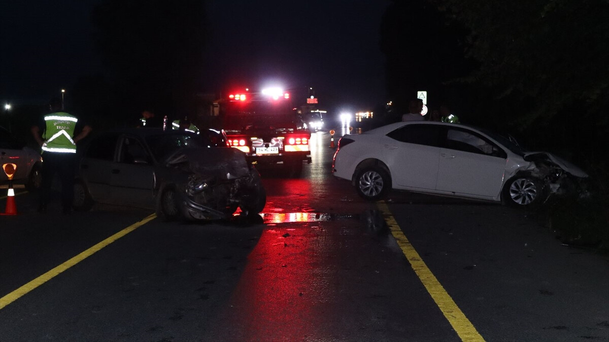 Sakarya’da otomobiller kafa kafaya çarpıştı: 5 kişi yaralandı