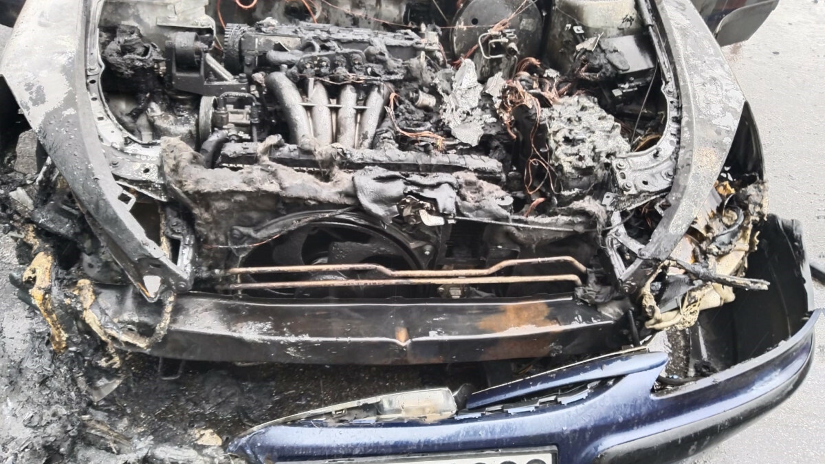 Sakarya’da seyir halindeyken alev aldı, itfaiyenin müdahalesi faciayı önledi