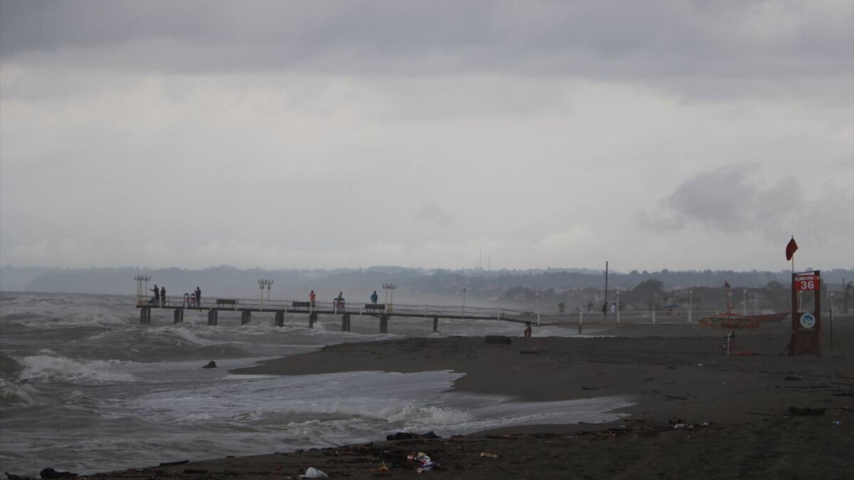 Sakarya’da tatilcilere fırtına engeli! Denize girmek yasaklandı