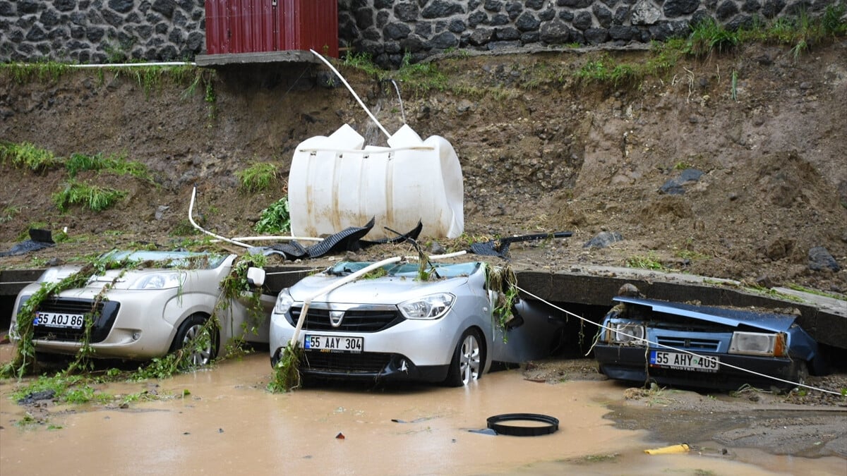 Samsun’da istinaf duvarı çöktü: 5 araç duvarın altında kaldı