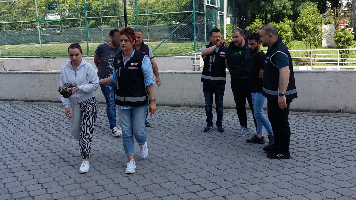 Samsun’da sahte dolarla telefon satışı yapan sevgililer yakalandı