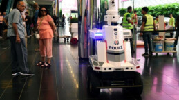 Singapur’da robot polisler göreve başladı