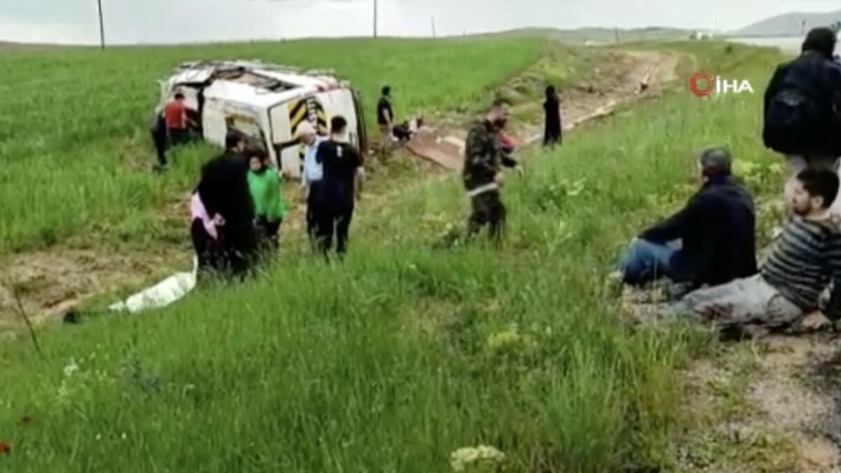 Sivas’ta minibüs tarlaya uçtu: 13 yaralı