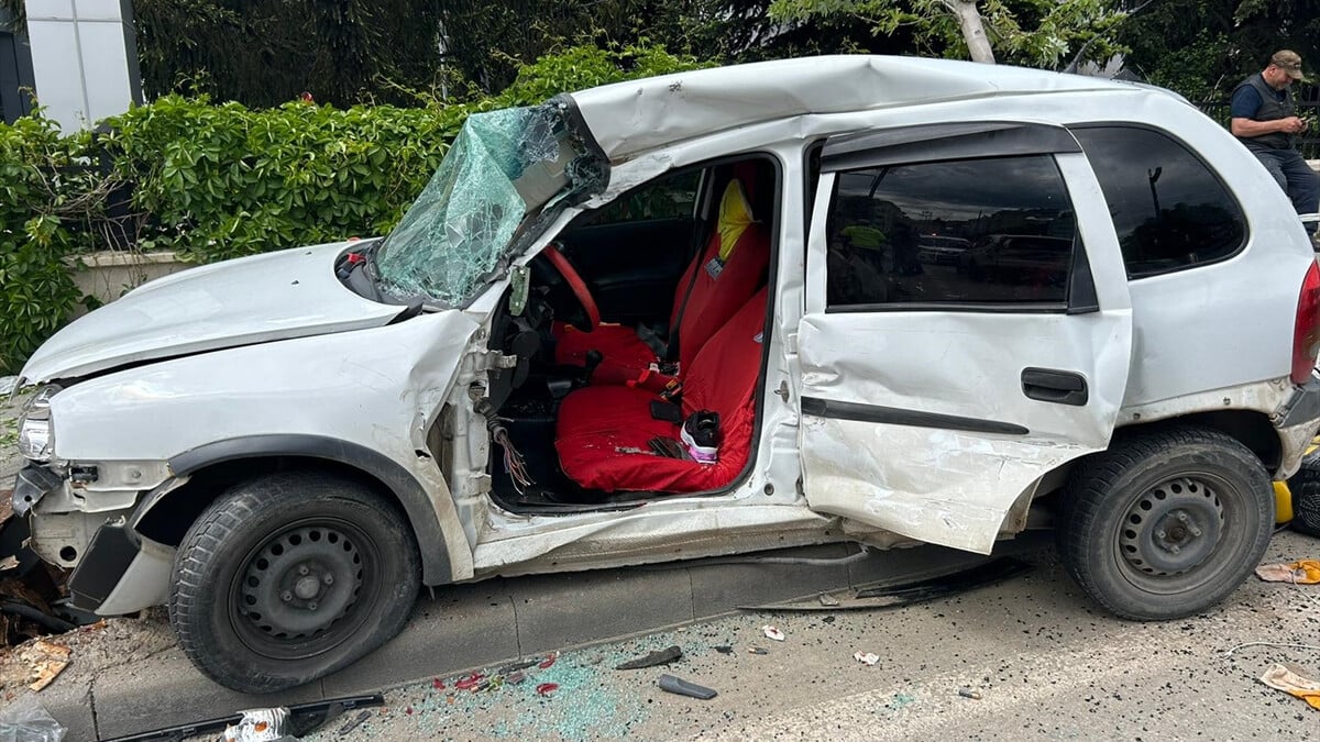 Sivas’ta otomobil park halindeki cipe çarptı: 2 kişi yaralandı