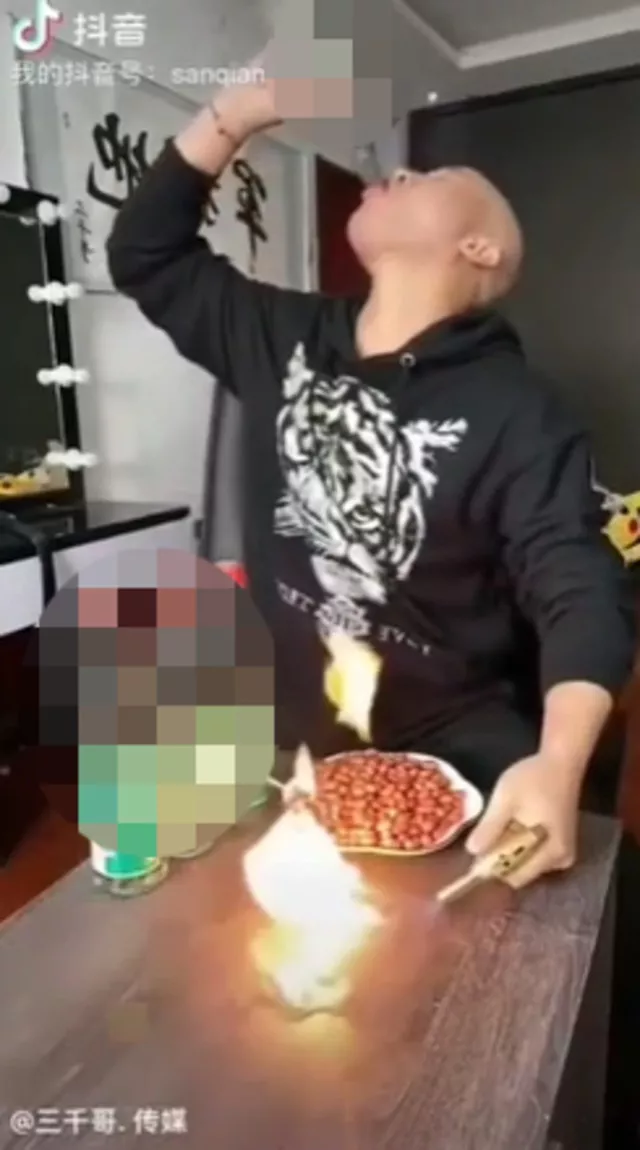 Sosyal medya canlı yayınında meydan okuma uğruna şişe şişe içki içti! Saatler içinde hayatını kaybetti