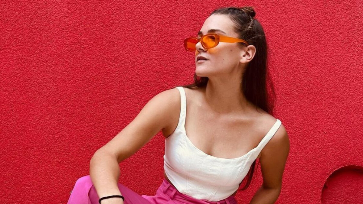 Survivor Nisa Bölükbaşı mayosuyla kumsala uzandı! ‘Deniz kızı mısın?’