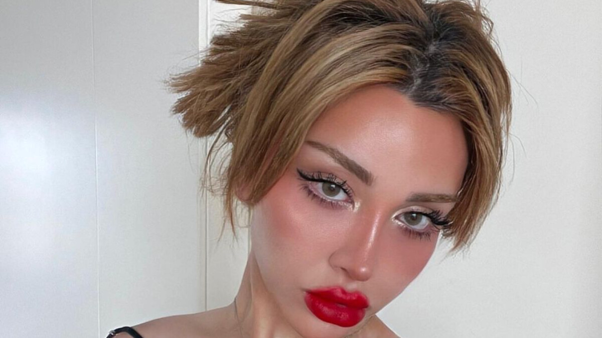 “Taş üstüne taş oturmuş”‘ Fenomen Mika Raun’un bikinili pozları pes dedirtti!