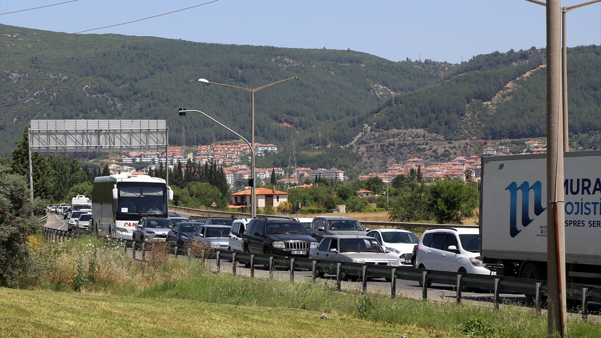 Tatil yörelerine akın sürüyor: Uzun araç kuyrukları oluştu