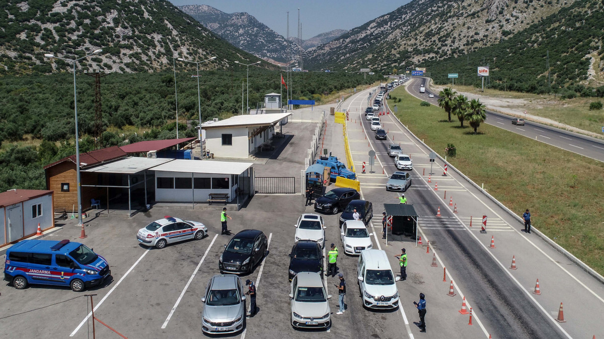 Tatilcilerin gözdesi! Antalya’da araç kuyruğu 2 kilometreyi buldu