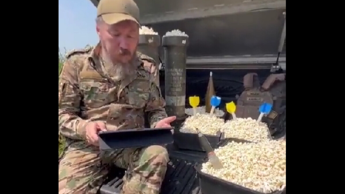 Ukrayna darbeyi takip ediyor! Askerler cepheye patlamış mısır getirtti