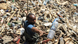 Ülkesinde plastik poşetlerin kullanımını yasaklatan Kenyalı aktivist, dünyaya açıldı