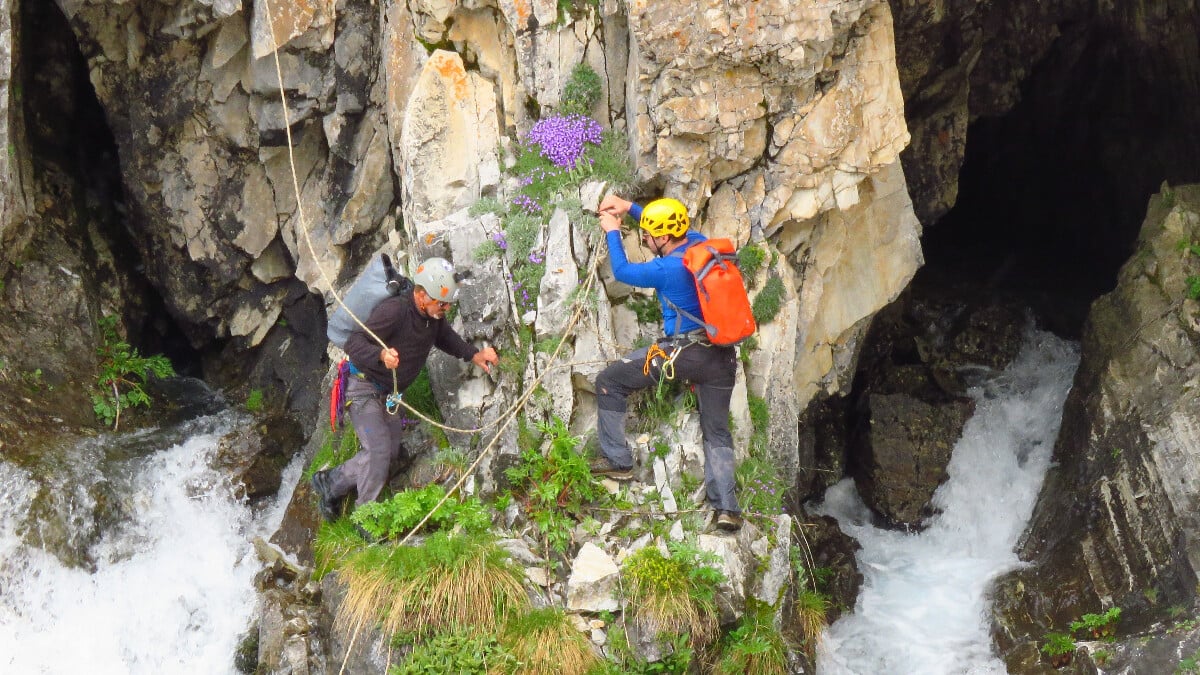Uludağ’da kar sularının eridiği mağarada adrenalin yaşadılar