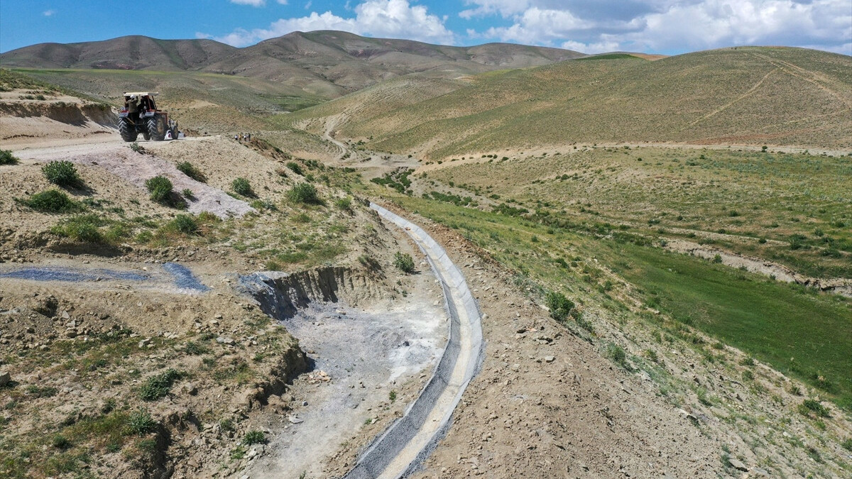 Van’da yapılan sulama kanalıyla 150 hektarlık alan suya kavuşturuldu