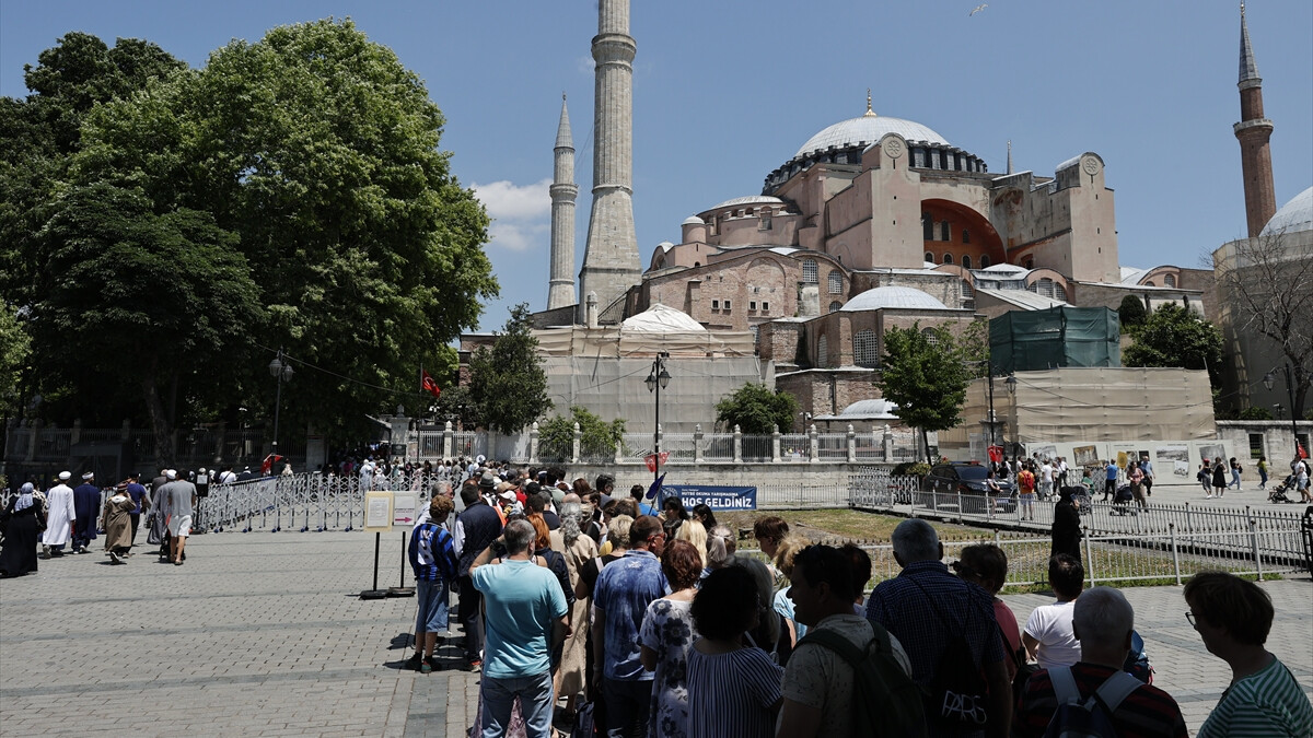 Yabancı taraftarlar Ayasofya Camii’ne akın etti