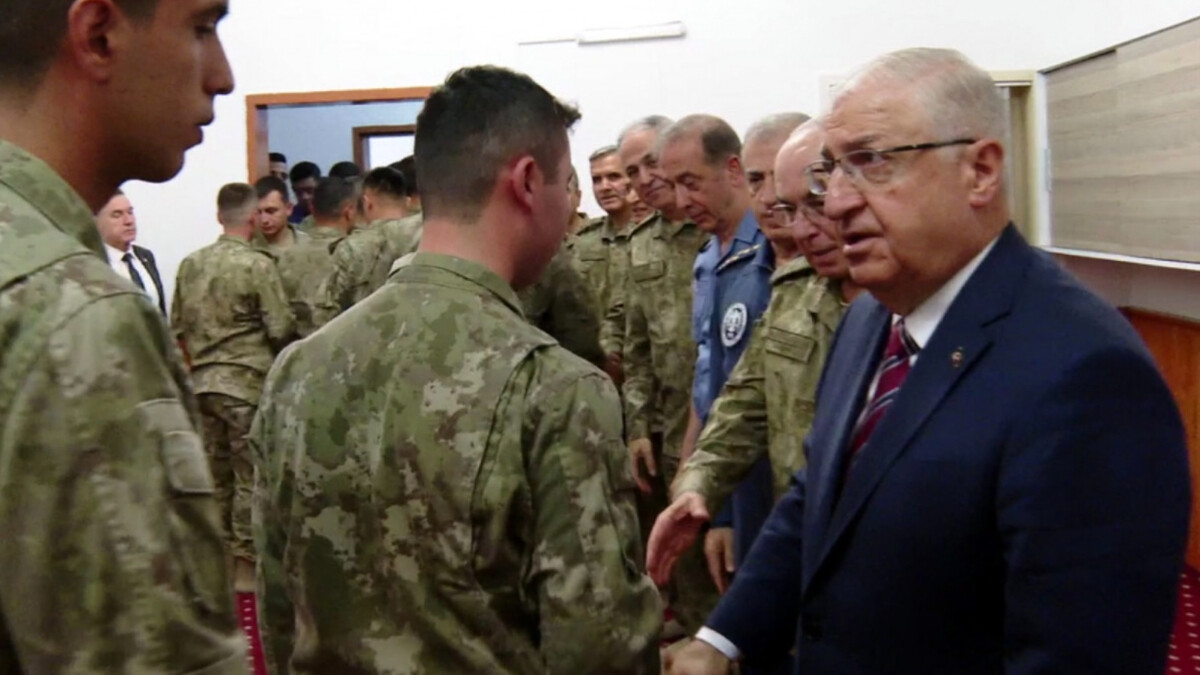 Yaşar Güler, bayram namazını sınırda Mehmetçik ile kıldı