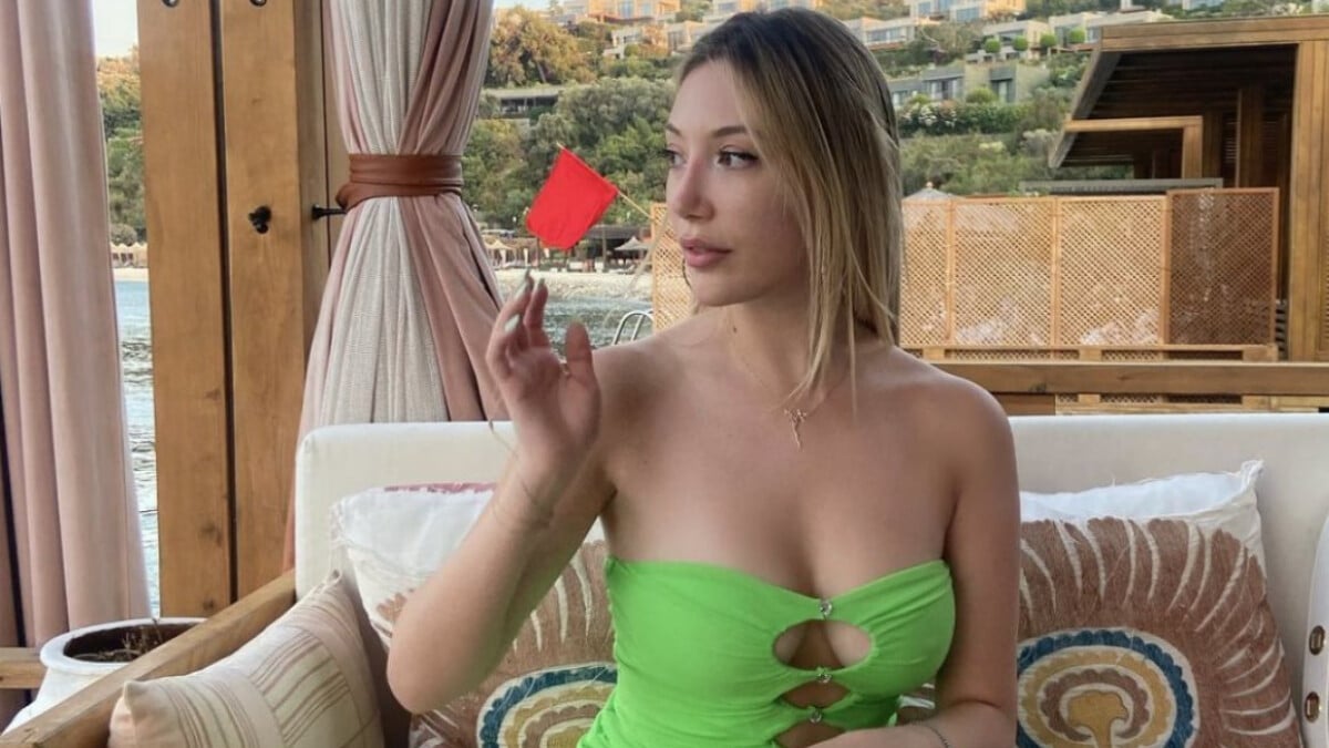 Yasmin Erbil dekolteli pozlarıyla ‘Yok artık’ dedirtti! ‘Yaktın ortalığı ‘