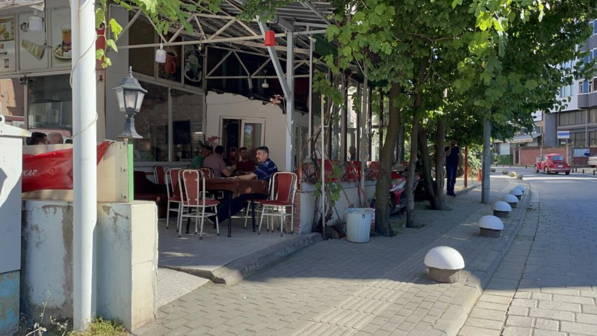 Zonguldak’ta aracıyla kahvehaneye daldı