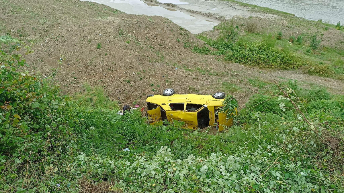 Zonguldak’ta kontrolden çıkan araç çalılık alana uçtu