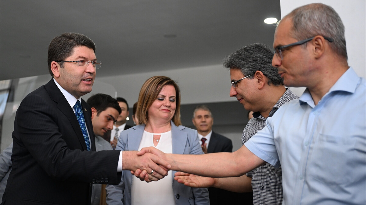 Adalet Bakanı Yılmaz Tunç, noterliklerde ilk taşınmaz tapusunu teslim etti