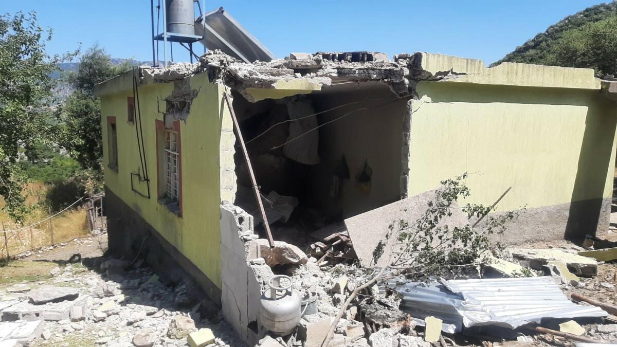 Adana’da depremde dağdan kopan devasa kaya evin içine girdi