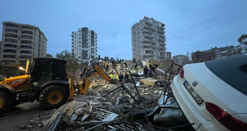 Adana’da depremlerde yıkılan apartmanın 2 müteahhidine 90’ar yıla kadar hapis talebi