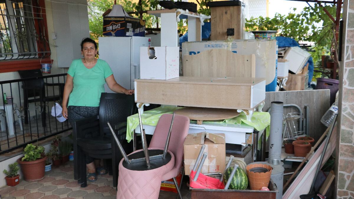 Adana’da evden çıkartmak istediği kiracısının eşyalarını tarlaya attı