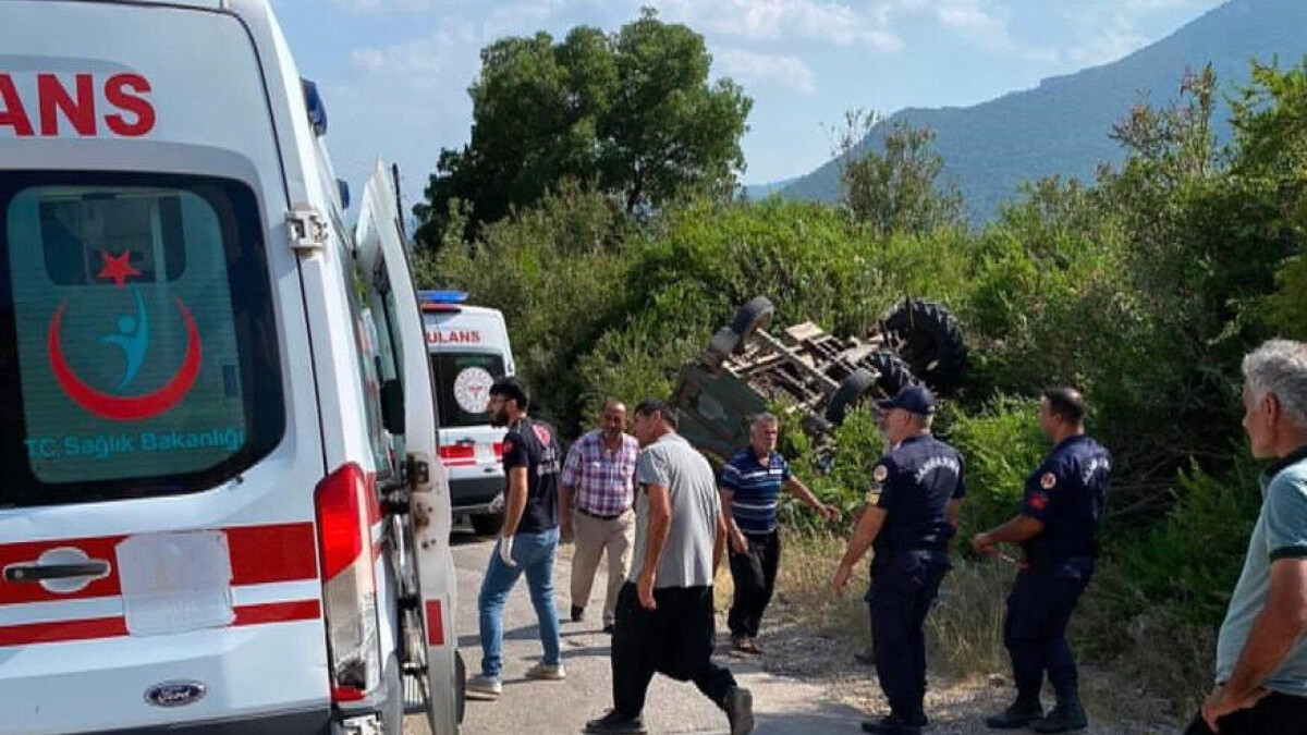 Adana’da traktör devrildi: 1’i ağır 2 yaralı