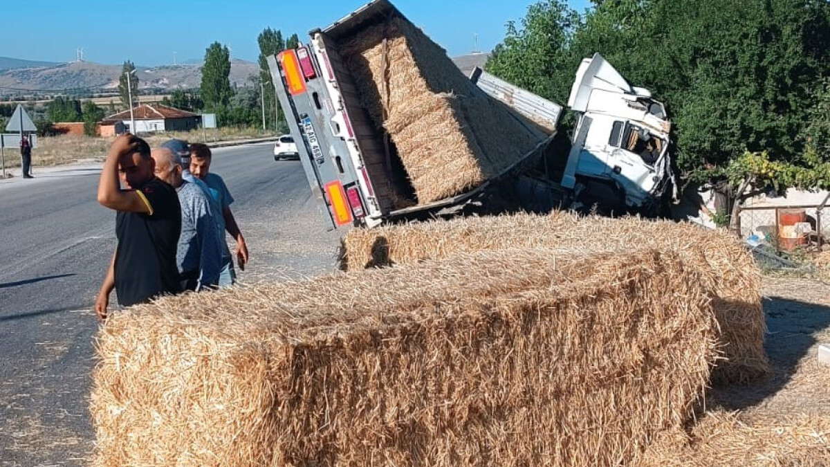 Afyonkarahisar’da dolmuş beklerken üzerine saman balyası düşen kadın hayatını kaybetti