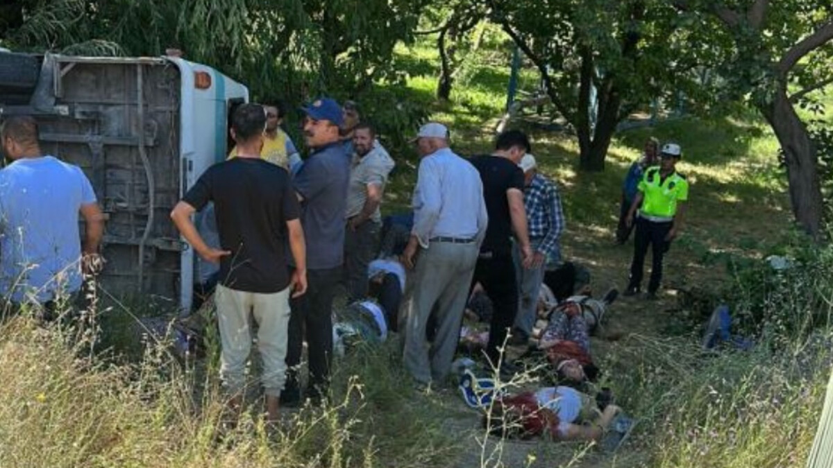 Afyonkarahisar’da mevsimlik işçileri taşıyan minibüs devrildi