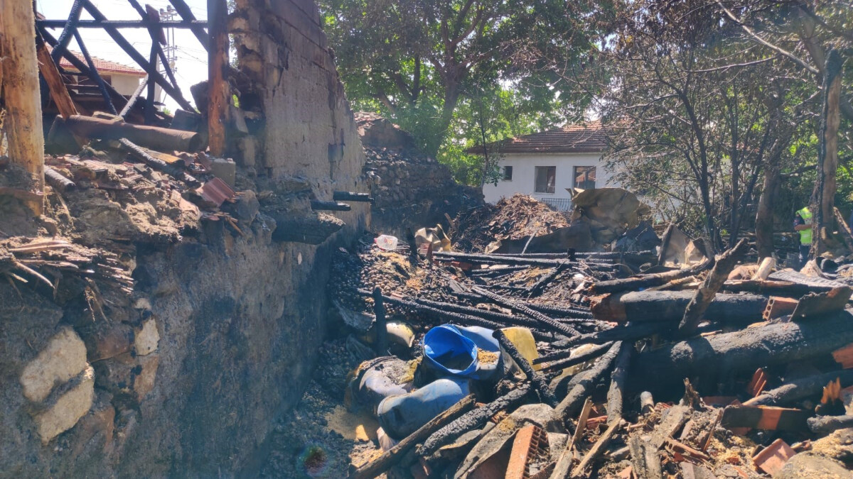Afyonkarahisar’da yemek yapmak isterken çevresindeki her şeyi yaktı