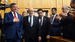 Ahmet Davutoğlu, Temel Karamollaoğlu ile ortak grup toplantısında 30 dakika fazla konuştu