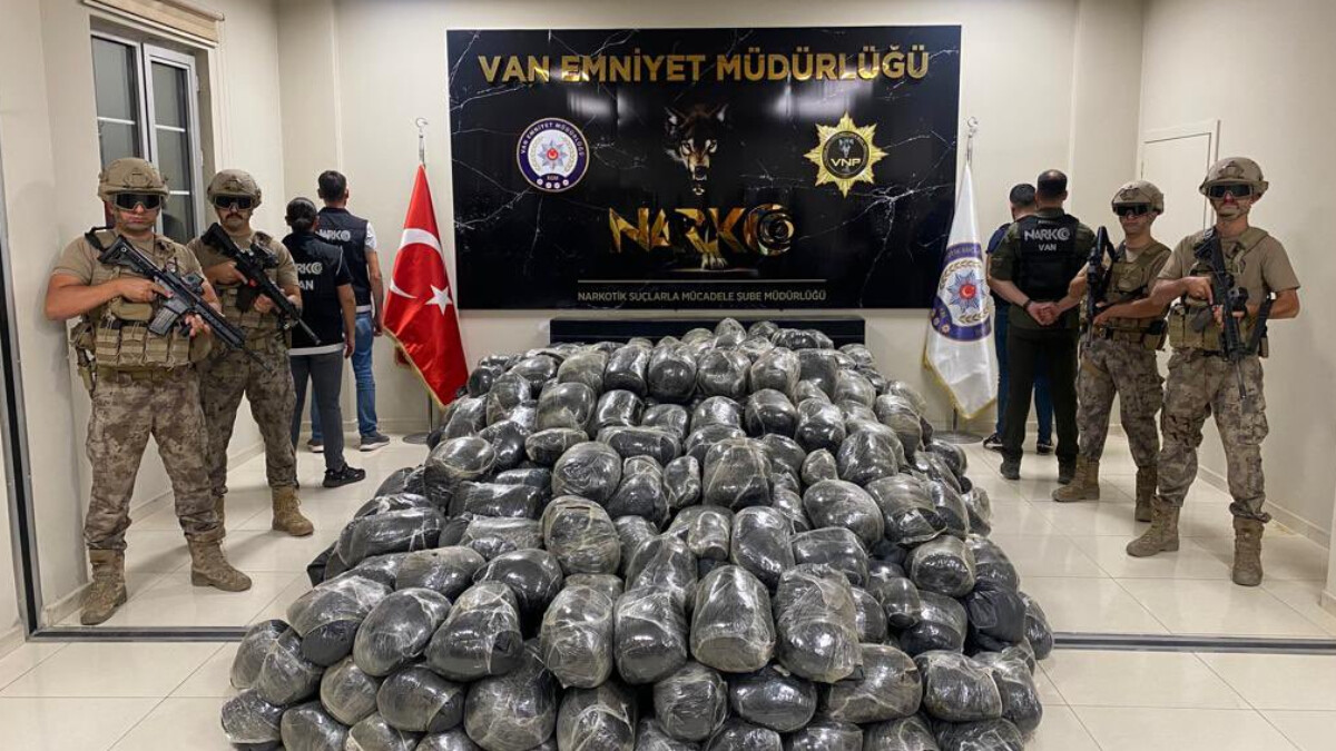 Ali Yerlikaya paylaştı! Van’da uyuşturucu operasyonunda 2 ton 90 kilo toz esrar ele geçirildi