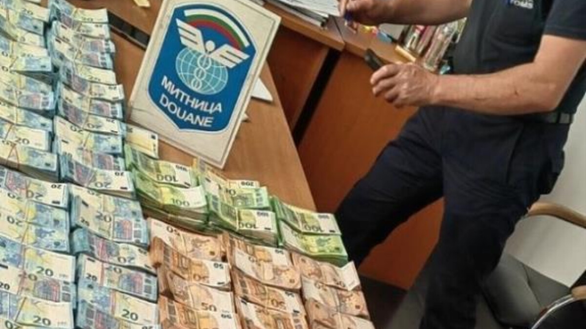 Almanya’dan Türkiye’ye giden minibüste 901 bin Euro yakalandı