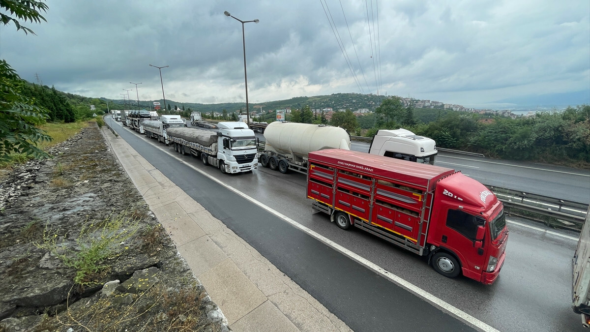 Anadolu Otoyolu’nda 13 aracın karıştığı kazada 5 kişi yaralandı