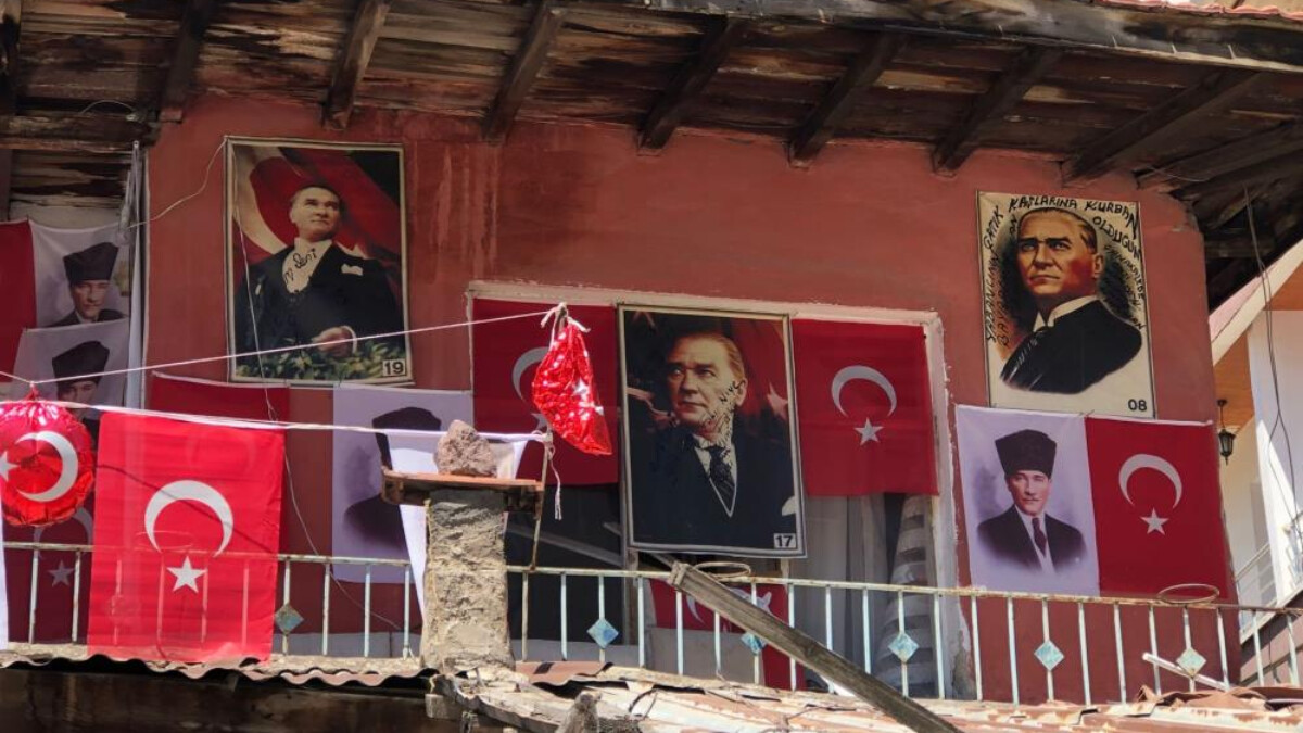 Ankara’da görenleri şaşırtan ev: Türk bayrakları ve Atatürk posterleriyle donattı