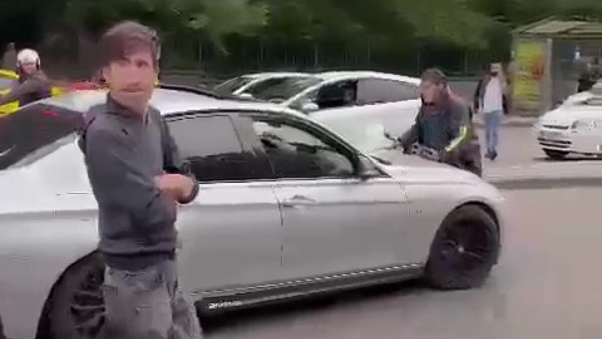 Ankara’da tartıştığı moto kuryeyi otomobilin kaputunda sürükleyen sürücü