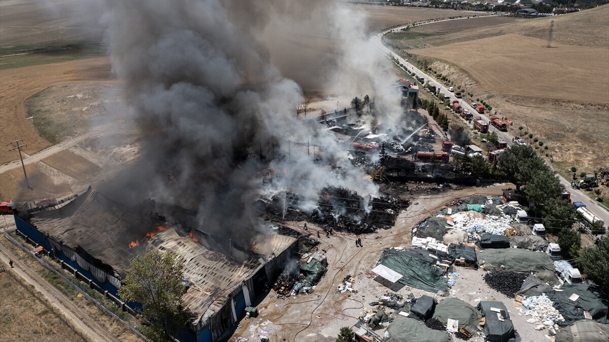 Ankara’da yatak fabrikasında yangın