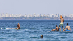 Antalya yanıyor! Sıcaklık 44 dereceyi bulunca serinlemek için sahile akın ettiler