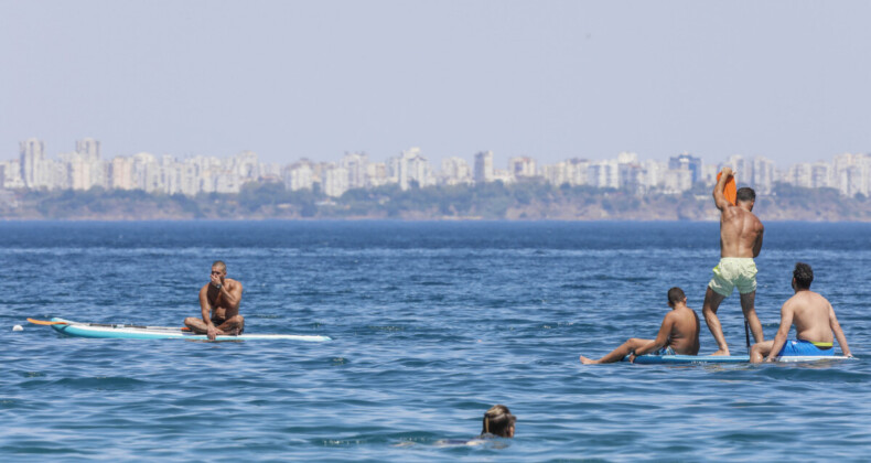 Antalya yanıyor! Sıcaklık 44 dereceyi bulunca serinlemek için sahile akın ettiler