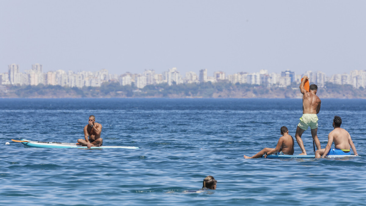 Antalya yanıyor! Sıcaklık 44 dereceyi bulunca serinlemek için sahile akın ettiler