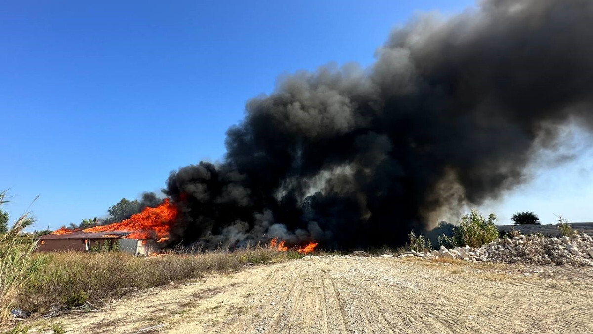 Antalya’da depo yangını: Dumanlar gökyüzünü siyaha boğdu