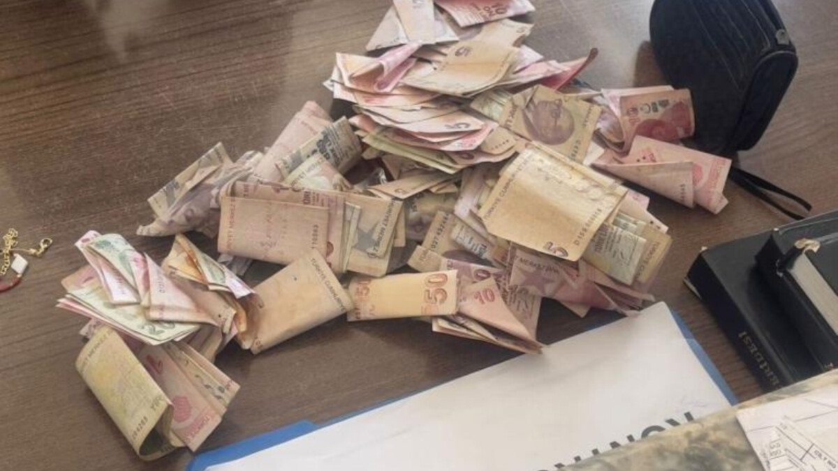 Antalya’da dilencinin üzerinden bin 640 TL çıktı