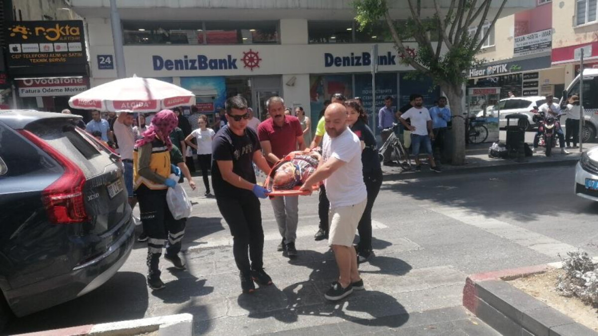 Antalya’da karşıdan karşıya geçmeye çalışan kadına araba çarptı