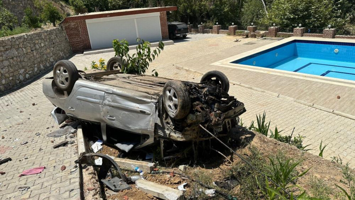 Antalya’da köpeğe çarpmamak için direksiyonu kırdı: 6 yaralı