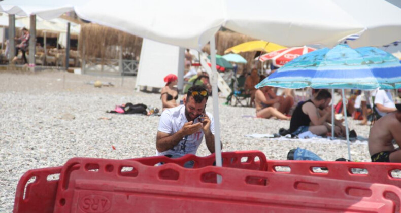 Antalya’da kuzeni gözleri önünde boğuldu! Cenazesi başında gözyaşı döktü