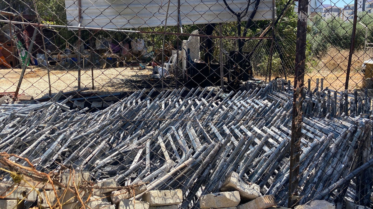 Antalya’da masa ve sandalyeleri yanan adam üzüntüye boğuldu